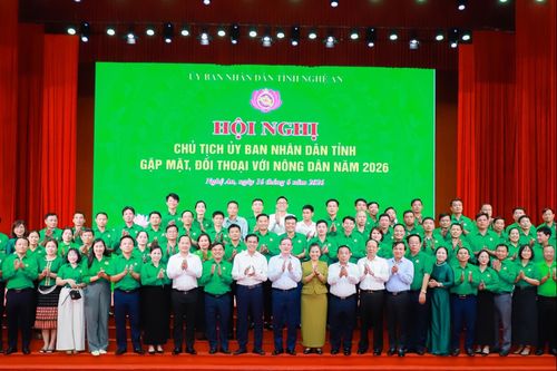 Các đồng chí lãnh đạo Trung ương Hội Nông dân Việt Nam, tỉnh Nghệ An chụp ảnh lưu niệm với các đại biểu. Ảnh: Thành Duy