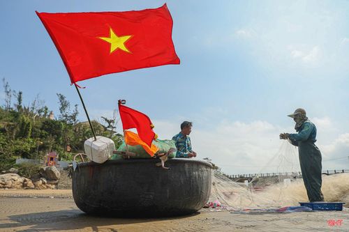 Eo Lói hiện lên như một bức tranh thiên nhiên nguyên sơ với làn nước trong xanh, ghềnh đá tự nhiên và không gian độc đáo.