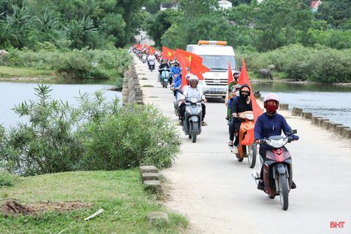 Đông đảo các lực lượng tham gia mít tinh tuyên truyền, diễu hành phòng, chống ma túy ở xã Sơn Kim 1.