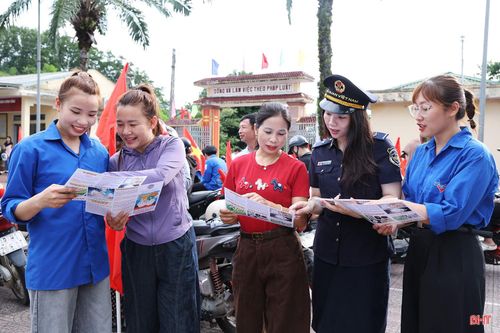 Chi cục Hải quan khu vức XI phát tờ rơi tuyên truyền phòng, chống ma túy cho người dân xã Sơn Kim 1.