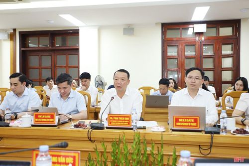Chủ tịch UBND tỉnh Phan Thiên Định và lãnh đạo các sở, ngành tiếp và làm việc với đoàn công tác.