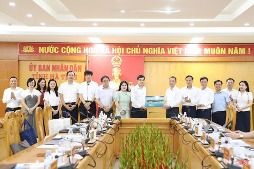 Chủ tịch UBND tỉnh Phan Thiên Định tặng quà lưu niệm đoàn công tác.