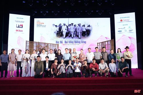 Lãnh đạo tỉnh Hà Tĩnh chụp ảnh lưu niệm cùng êkip thực hiện chương trình.