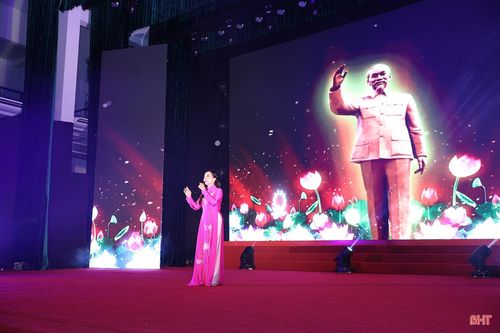 Nhiều tiết mục ca múa nhạc đặc sắc ca ngợi Đảng, Bác Hồ, quê hương, đất nước.