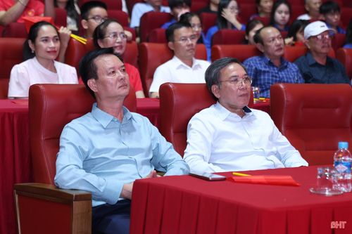 Đại biểu tham dự chương trình.