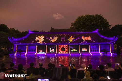 Tour đêm Văn Miếu-Quốc Tử Giám thay đổi diện mạo hấp dẫn hơn nhờ ứng dụng công nghệ số. (Nguồn: TTXVN)