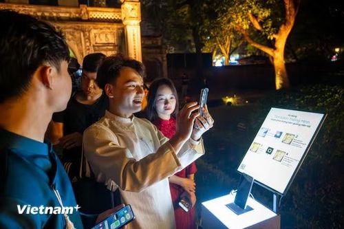 Thời gian qua, Văn Miếu-Quốc Tử Giám đã trở thành điểm hẹn của những hành trình trải nghiệm độc đáo. (Ảnh: Minh Sơn/Vietnam+)
