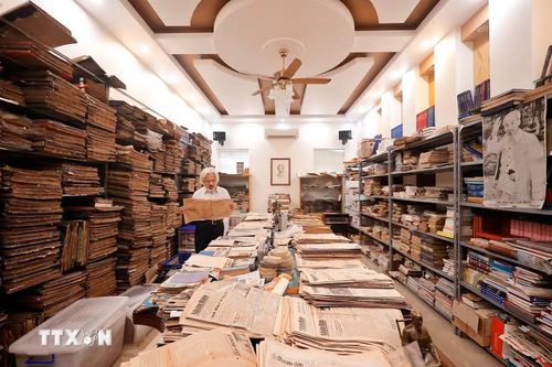 Kho khổng lồ với bộ sưu tầm báo giấy phát hành tại Việt Nam từ cuối thế kỷ 19 đến nay với số lượng nhiều nhất (khoảng hơn 400.000 tờ báo, trong đó có hơn 100 đầu báo phát hành tại Việt Nam trước năm 1954) đã được tổ chức Kỷ lục Việt Nam xác nhận vào năm 2024. (Ảnh: Minh Quyết/TTXVN)