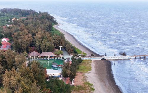 Bãi biển Cần Giờ với không gian sinh thái du lịch xanh là điểm đến không thể bỏ qua cho khách du lịch khi đến với Cần Giờ. (Ảnh: Hồng Đạt/TTXVN)
