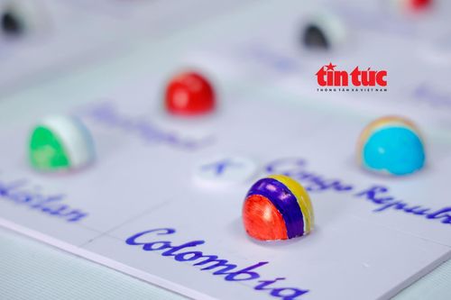 Bộ sưu tập lá cờ của 48 quốc gia tham dự FIFA World Cup 2026 được làm bằng vỏ trứng, với màu sắc rất bắt mắt.