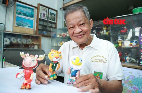 Dù tuổi đã cao, nhưng thầy giáo Nguyễn Thành Tâm vẫn miệt mài với nghệ thuật tạo hình bằng vỏ trứng, đặc biệt là việc tạo hình linh vật trong 5 kỳ FIFA World Cup liên tiếp.