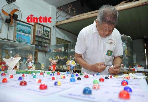 Để tạo ra những mô hình linh vật và quốc kỳ của 48 quốc gia tham dự FIFA World Cup 2026 bằng vỏ trứng, ông Tâm đã mất rất nhiều thời gian từ việc lựa chọn, tạo hình, trang trí vô cùng công phu và tỉ mỉ.
