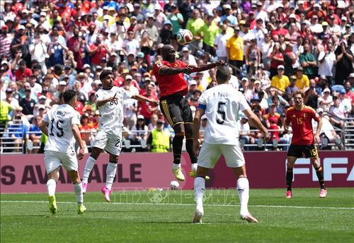 Pha đánh đầu của cầu thủ Bỉ Romelu Lukaku (giữa). Ảnh: THX/TTXVN phát