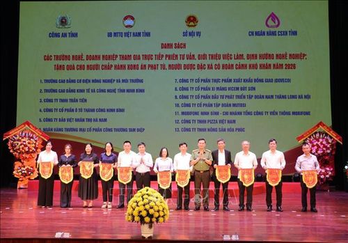Tặng Cờ lưu niệm cho các trường nghề, doanh nghiệp tham gia Phiên tư vấn, giới thiệu việc làm tại chương trình.