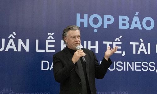 Ông Christopher Vanloon, Chủ tịch AmCham Đà Nẵng chia sẻ tại họp báo.
