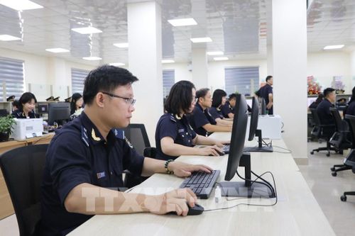 Công chức hải quan Đội thông quan, Chi cục Hải quan khu vực III kiểm tra tờ khai trên hệ thống. Ảnh: Mạnh Tú - TTXVN