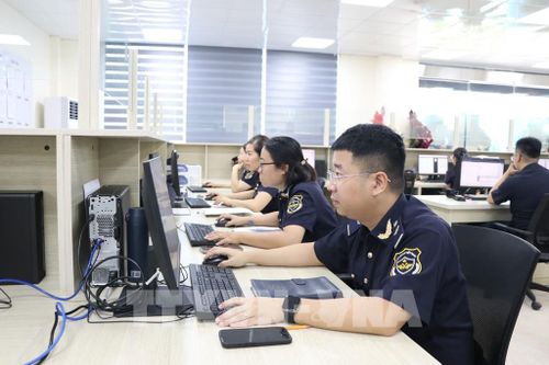 Công chức hải quan Đội thông quan, Chi cục Hải quan khu vực III kiểm tra tờ khai trên hệ thống. Ảnh: Mạnh Tú - TTXVN