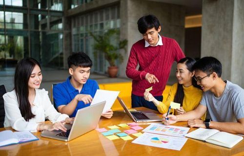 Marketing vẫn nằm trong nhóm ngành được nhiều học sinh quan tâm nhờ cơ hội việc làm đa dạng và khả năng thích ứng với xu hướng kinh doanh số. Ảnh minh họa