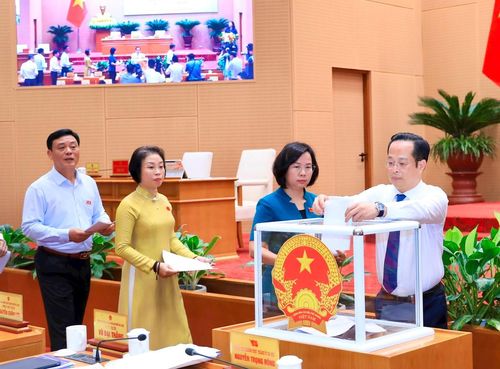 Các đại biểu HĐND thành phố Hà Nội bỏ phiếu thông qua Nghị quyết. Ảnh: Thành Thái
