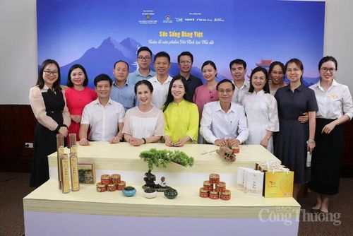 Lãnh đạo Sở Công Thương Hà Tĩnh cùng đại diện doanh nghiệp tại phiên livestream trong khuôn khổ chương trình Sức sống Hàng Việt số 5. Ảnh: Sở Công Thương Hà Tĩnh