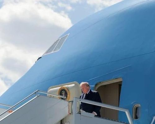 Tổng thống Mỹ Donald Trump bước xuống chuyên cơ Air Force One trên đường tới Pháp để tham dự Hội nghị Thượng đỉnh các nhà lãnh đạo G7. Ảnh: Getty Images.