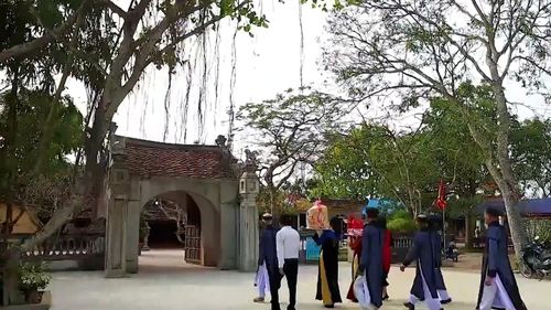 Ngày nay, đền thờ Tô Hiến Thành không chỉ là nơi sinh hoạt tín ngưỡng của người dân vùng cửa biển, mà còn là điểm đến giàu giá trị lịch sử, văn hóa. Giữa tiếng sóng biển rì rào và không gian khoáng đạt của Lạch Trường, ngôi đền vẫn lặng lẽ gìn giữ những lớp trầm tích của thời gian, góp phần làm nên nét riêng của vùng biển xứ Thanh.