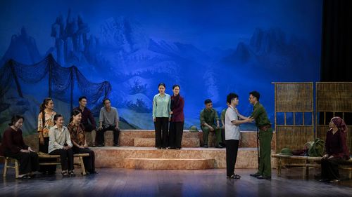 Hình ảnh trong vở kịch nói "Ánh sáng sau chiến tranh” do Trung tâm Văn hóa - Nghệ thuật Lam Sơn dàn dựng.