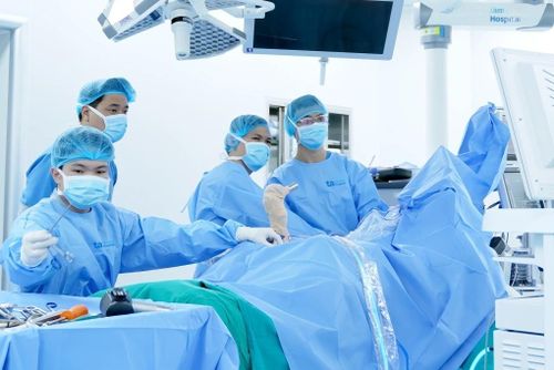 Bác sĩ Hiếu (bên phải) cùng êkíp phẫu thuật cho bệnh nhân.