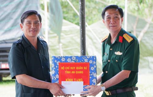Đại tá Cao Minh Tâm, Phó Chính ủy Bộ Chỉ huy Quân sự tỉnh trao tặng quà Đội K92.