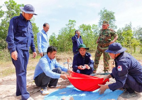 Cán bộ, chiến sĩ Đội K92 quy tập hài cốt liệt sĩ trên địa bàn Campuchia.