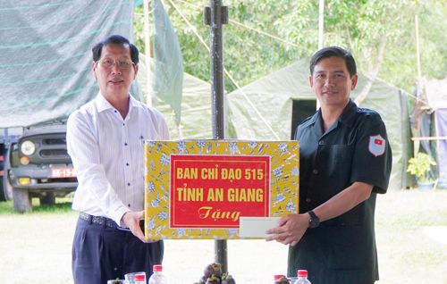 Phó Chủ tịch UBND tỉnh, Trưởng ban Chuyên trách tỉnh An Giang Lê Văn Phước trao tặng quà Đội K92.