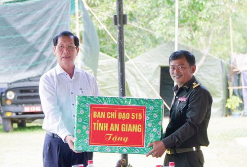 Phó Chủ tịch UBND tỉnh, Trưởng ban Chuyên trách tỉnh An Giang Lê Văn Phước trao quà cho lực lượng quân sự tỉnh Kampot.
