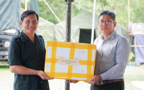 Đại diện các doanh nghiệp tặng quà Đội K92.