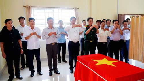 Đoàn công tác thắp hương nhà quàn Đội K92 tại Campuchia.