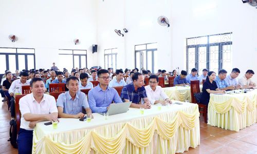  Quang cảnh buổi tiếp xúc cử tri tại xã Biên Sơn. 