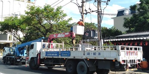 Công nhân Công ty Điện lực Đà Nẵng sửa chữa, khắc phục sự cố cúp điện do quá tải tại trạm biến áp ở Nại Hiên Đông T1 giữa nắng nóng. Ảnh: HOÀNG HIỆP