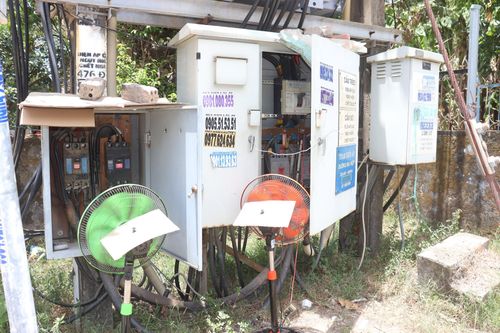 Mặc dù tăng cường thêm quạt máy để tản nhiệt nhưng trạm biến áp đường Đại Hiệp tại xã Đại Lộc thường xuyên xảy ra sự cố cúp điện do quá tải. Ảnh: HOÀNG HIỆP