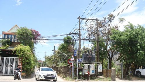 Lưới điện hạ áp nông thôn do hợp tác xã quản lý, vận hành chậm được bàn giao cho ngành điện. Ảnh: HOÀNG HIỆP