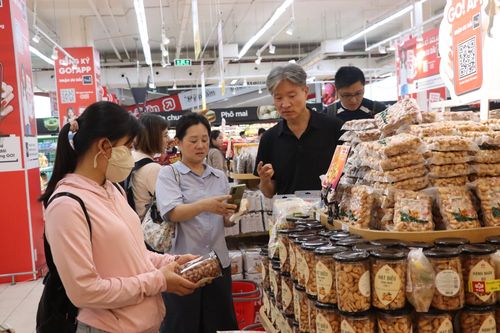 Khách du lịch tham quan, mua sắm quầy hàng OCOP tại một siêu thị ở Đà Nẵng. Ảnh: HỮU ANH