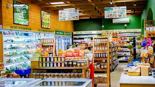 Xanh Xanh Market Hội An đang trưng bày các sản phẩm OCOP với tiêu chí "tiêu dùng xanh". Ảnh: TRẦN TRÚC