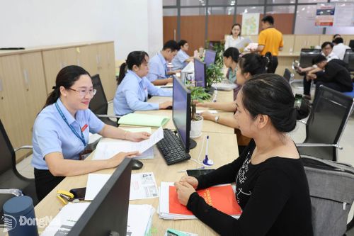 Cán bộ, công chức Trung tâm Phục vụ hành chính công thành phố Đồng Nai hướng dẫn người dân đến giải quyết thủ tục hành chính.