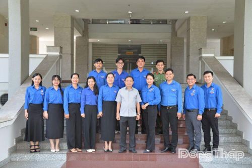 Đồng chí Phan Văn Thắng cùng Đoàn đại biểu Đoàn TNCS Hồ Chí Minh tỉnh Đồng Tháp chụp ảnh lưu niệm.