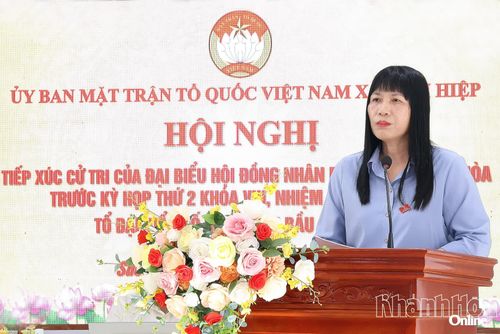 Bà Nguyễn Như Hoa - Tỉnh ủy viên, Chánh Thanh tra tỉnh Khánh Hòa báo cáo kết quả giải quyết ý kiến, kiến nghị của cử tri.
