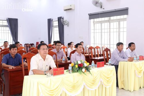 Các đại biểu và cử tri tham gia buổi tiếp xúc.