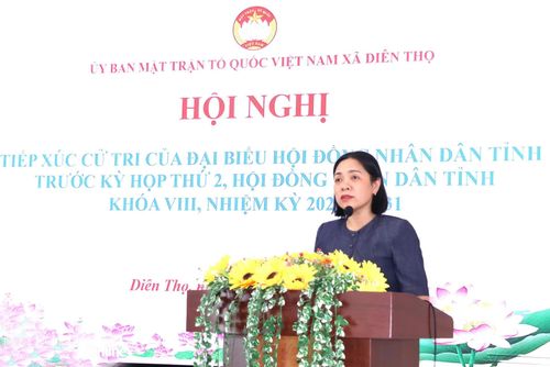 Đồng chí Trần Thu Mai báo cáo kết quả giải quyết ý kiến, kiến nghị của cử tri.