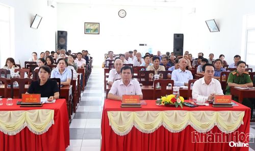 Các đại biểu tham gia buổi tiếp xúc cử tri.