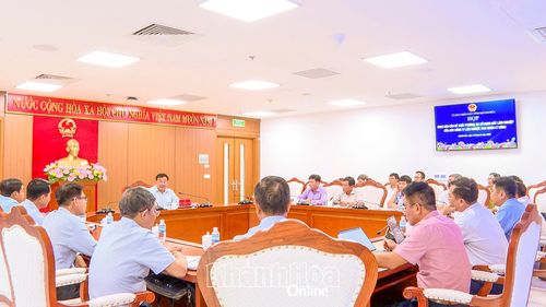 Quang cảnh cuộc họp.
