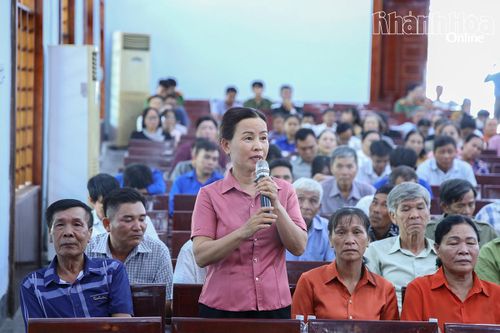 Cử tri xã Vạn Ninh nêu kiến nghị tại hội nghị.
