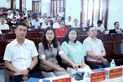 Lãnh đạo và cử tri các địa phương tại buổi tiếp xúc.