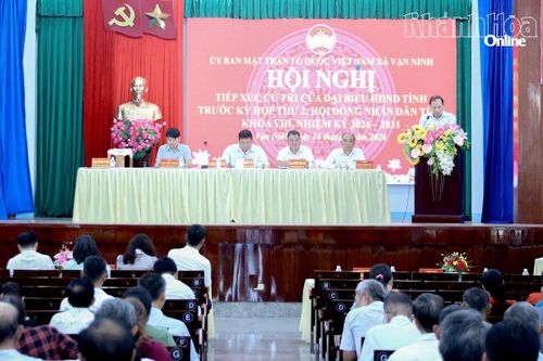 Quang cảnh buổi tiếp xúc cử tri.